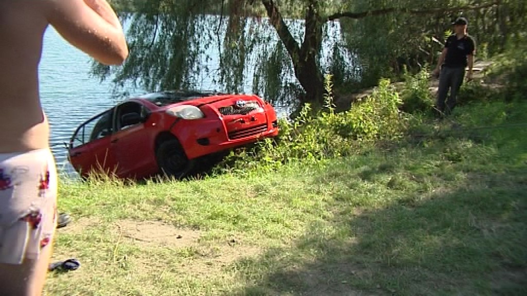 Zelená voda_auto_v_jazere_vyťahovanie_policajti